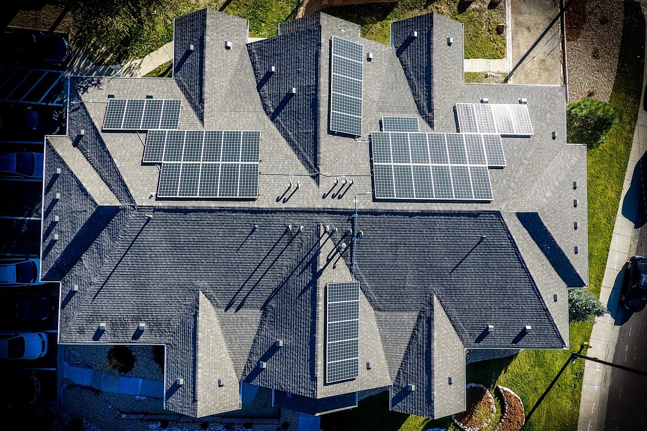 Solaranlage auf dem Dach eines Mehrfamilienhauses