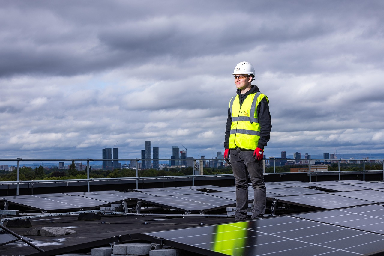 Arbeiter auf Dach mit Solarmodulen